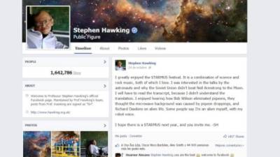 Captura de la página de Facebook del científico Stephen Hawking. Tiene el símbolo de autenticidad.