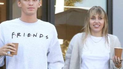 El portal TMZ informó que Cody y Miley se separaron de manera oficial. Según reportan fuentes cercanas a la pareja, no se sabe qué causó su rompimiento.