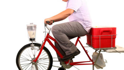 Tercero de ciclo propuso una idea ecológica: una licuadora que funciona al pedalear la bicicleta, ideal para ejercitarse y a la vez prepararse un rico jugo.