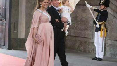 La princesa Magdalena de Suecia en la boda de su hermano el príncipe Carlos Felipe y Sofia, en esta imagen aparece junto a su marido Chris O'Neill y su hija Leonore.