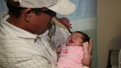 El padre de la pequeña, que será llamada Yoselin Areli, levantó a la bebé en sus brazos y estaba feliz de tenerla de nuevo.