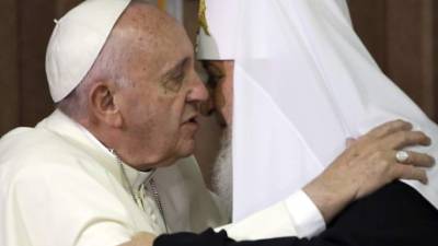 Con un abrazo entre el papa Francisco y tres besos el patriarca de la Iglesia ortodoxa rusa, Kiril, en una pequeña sala del aeropuerto de La Habana se rompió un muro de mil años de enemistades.