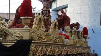 Las imágenes de san Pedro, san Juan y maría magdalena encabezaron el santo entierro y fueron cargadas por feligreses de la catedral.