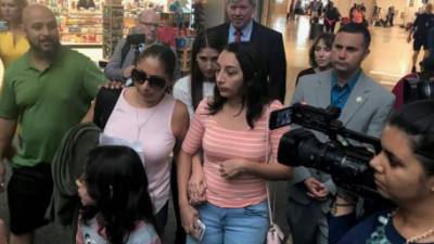 Alejandra Juárez (c-i), esposa de un veterano de la Armada y madre de dos hijas estadounidenses, llega al aeropuerto junto a su familia rumbo a México hoy, viernes 3 de agosto de 2018.EFE