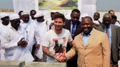 Messi, en su visita a Gabón, con el presidente del país.