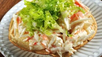 Colocar una porción de la mezcla del surimi sobre la tostada.