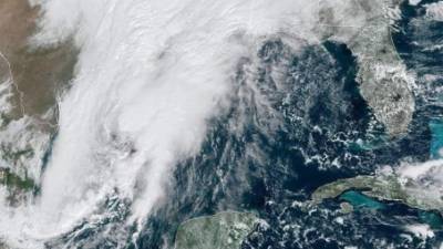 Fotografía tomada a las 12.11 hora local (16:11 GMT) cedida por la Administración Nacional Oceánica y Atmosférica (NOAA) por vía del Centro Nacional de Huracanes (NHC) de EEUU., donde se muestra la ubicación de la depresión tropical número 17. EFE/NOAA-NHC