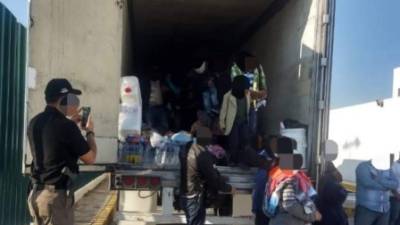 Los migrantes centroamericanos viajaban hacinados en los tráilers. Fueron trasladados al INM para iniciar su proceso de deportación./Foto: Twitter.