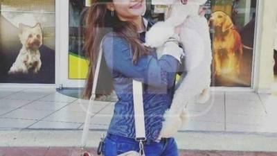 Foto en vida de la psicóloga Maryory Davenzy Chinchilla Mejía junto a su mascota quien también murió en el accidente.