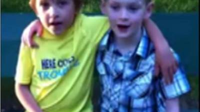 El pequeño canadiense Quinn Callader (7) puso un puesto de limonada y ya inició una campaña donde ha recaudado más de $56,000 para pagar la cirugía de su amiguito Brayden Grozdanich. Foto YouTube