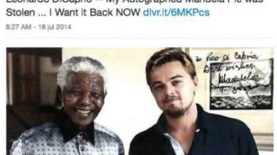 Nelson Mandela junto a DiCaprio en la fotografía que le dedicó.