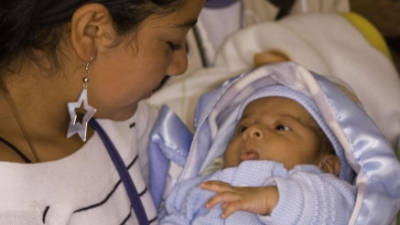 Fotografía cedida por el Fondo de Población de Naciones (FPNU) hoy, miércoles 30 de octubre de 2013, de una madre adolescente cargando a su hijo de pocos meses de edad.