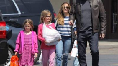 Ben Affleck junto a sus hijos y Christine Ouzounia cuando trabajaba para él como niñera.