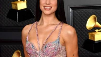 La cantante británica Dua Lipa se ha robado todas las miradas en la alfombra roja de los premios Grammy.