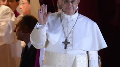 El arzobispo de Buenos Aires, Jorge Bergoglio, elegido nuevo Papa, decide llamarse Francisco.