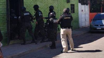 Los agentes de la Atic y elementos de la Policía Militar allanaron el sitio para investigación.