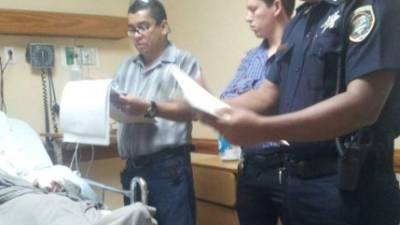 Agentes de la Policía Nacional llegaron ayer a la clínica adonde está hospitalizado John Charles Bográn a leerle sus derechos, luego el juez desarrolló la audiencia de imputado.