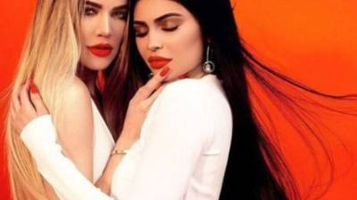 Tras la revelación de Kylie, su hermana Khloé Kardashian no esperó mucho para compartir una fotografía con un bonito mensaje. Foto:Instagram