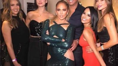 Después del espectáculo, la diva del Bronx se tomó fotografías con sus amigas Jessica Alba, Sofía Vergara, Becky G y Selena Gómez.