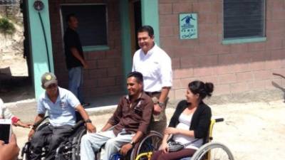 El mandatario Hernández benefició con viviendas a personas que no pueden caminar.