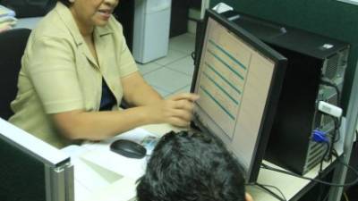 Diariamente, María de los Ángeles ingresa un promedio de 80 solicitantes a la plataforma de trabajo. Foto: Cristina Santos.