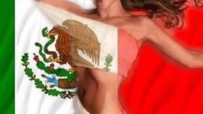 Thalía posando desnuda con la bandera mexicana.