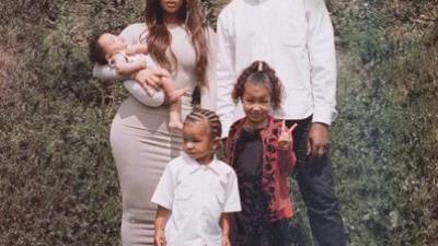 Kim y Kanye posando junto a sus tres hijos. Foto: Instagram/ Kim Kardashian