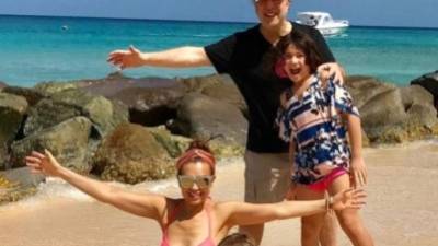 Tommy Mottola recurrió a su cuenta de Instagram para compartir fotografías de sus vacaciones con Thalía y sus hijos Sabrina Sakaë y Matthew Alejandro.