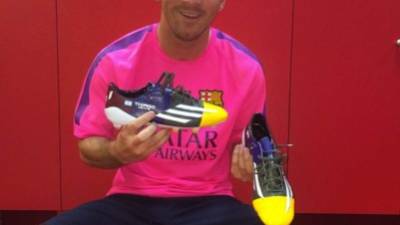 El argentino Lionel Messi presume sus nuevos botines.