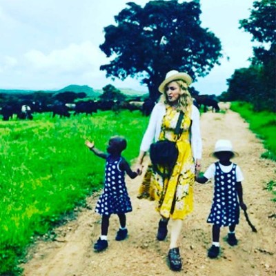 Después de algunos contratiempos legales, Madonna pudo hacer oficial la adopción de las gemelas africanas de cuatro años.