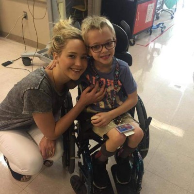 Jennifer Lawrence visita a niños en hospital