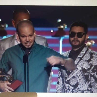 Productor hondureño gana Grammy junto a Residente