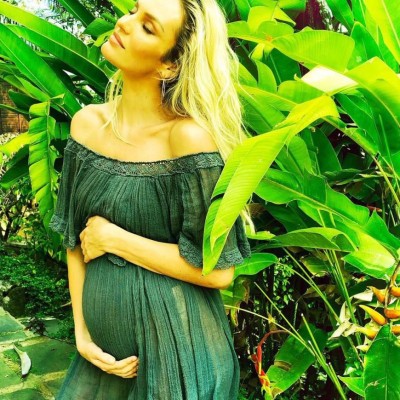 Candice Swanepoel luce fabulosa a sus 6 meses de embarazo