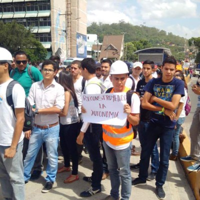Estudiantes protestan frente al Hospital Escuela Universitario