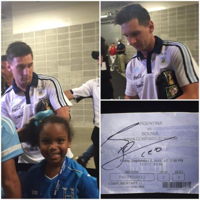 Messi autografió boleto del Argentina-Bolivia a hija de Boniek García