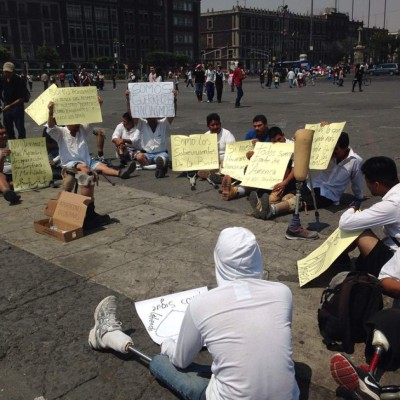 Migrantes mutilados se manifiestan en el Zócalo