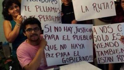 Hondureños residente en Barcelona mostraron sus pancartas en las redes sociales.