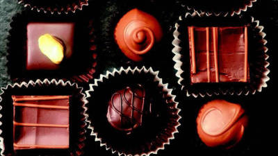 Un grupo de investigadores de la Universidad Estatal de Luisiana (EE.UU.) ha descubierto que el chocolate negro reduce el riesgo de infarto porque tiene efectos antiinflamatorios, según un estudio científico divulgado hoy.