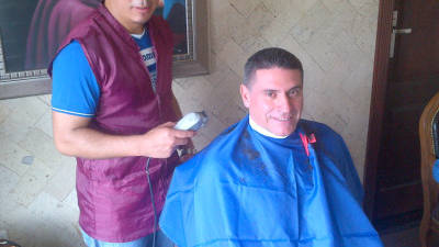 Es el barbero preferido por el técnico Luis Fernando Suárez.