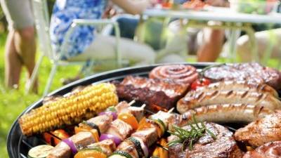 La barbacoa debe estar al menos 10 pies (unos 3 metros) de los edificio.