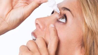 El síndrome de ojo seco es más común en mujeres a partir de los 50 años.