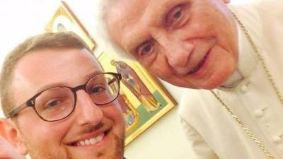 Un sonriente Benedicto XVI con el seminarista Giuseppe Ricardi, de 23 años.