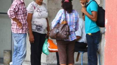 Familiares del adolescente mientras esperaban la entrega del cadáver.