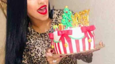 Bellas chicas hondureñas le dieron la bienvenida al 2019. Mira la manera en que recibieron el Nuevo Año las mujeres que cautivan en las redes sociales. Gaby Salazar, la hermosa presentadora de TV, festejó con un pastel.