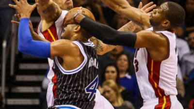 Arron Afflalo (4) recibe falta Dwyane Wade durante el juego Heat-Magic.