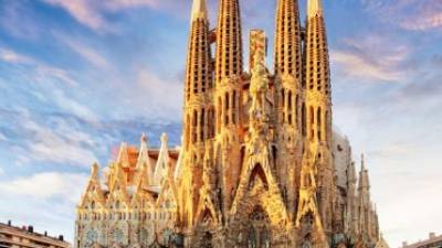 La Sagrada Familia. 106,600.El Templo Expiatorio de la Sagrada Familia, conocido simplemente como la Sagrada Familia, es una basílica católica de Barcelona diseñada por el arquitecto Antoni Gaudí. Iniciada en 1882 todavía está en construcción. En 2016 batió su récord de visitantes con 4.5 millones.