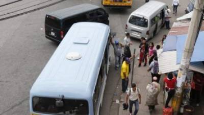 Autoridades de transporte inspeccionan buses y taxis para viajes de veraneantes en semana santa. Decomisan algunos autobuses por no cumplir medidas.
