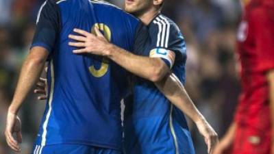 Los jugadores argentinos Gonzalo Higuaín (izda) y Lionel Messi celebran uno de los goles conseguidos ante la selección de Hong Kong.