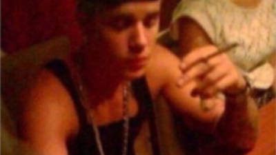 La imagen que muestra a Justin Bieber fumando supuestamente marihuana.