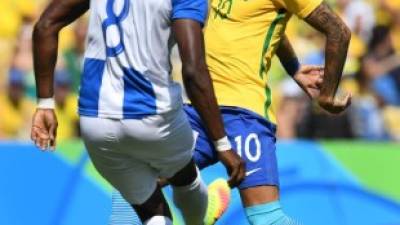 Johnny Palacios resolvió con desidia una acción de trámite que fue aprovechada por Neymar, la estrella de Brasil en el estadio Maracaná.